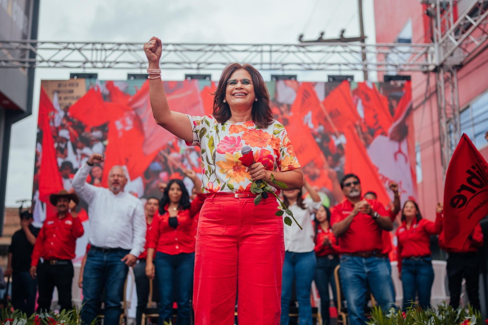 Rixi Moncada reafirma compromiso con el pueblo hondureño durante multitudinario recibimiento en su natal Talanga